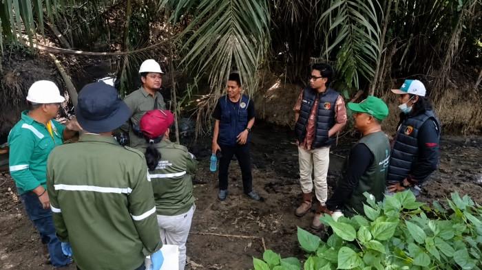 SUNGAI MENGHITAM - Tim meninjau lokasi untuk mengambil sampel air sungai Budong-budong menghitam di Kabupaten Mamuju Tengah, Sulawesi Barat, Rabu (12/8/2026). (Sandi/Tribunsulbar)