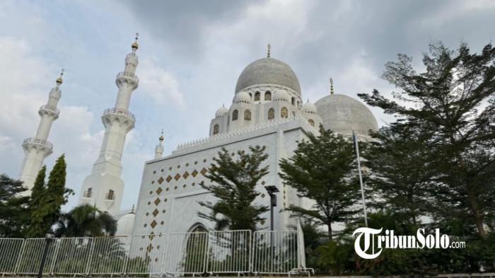 Suasana Masjid Raya Sheikh Zayed Solo berlokasi di Jalan A. Yani No.121, Gilingan, Kec. Banjarsari, Kota Surakarta, Jawa Tengah. Foto diambil pada 13 Juni 2026.