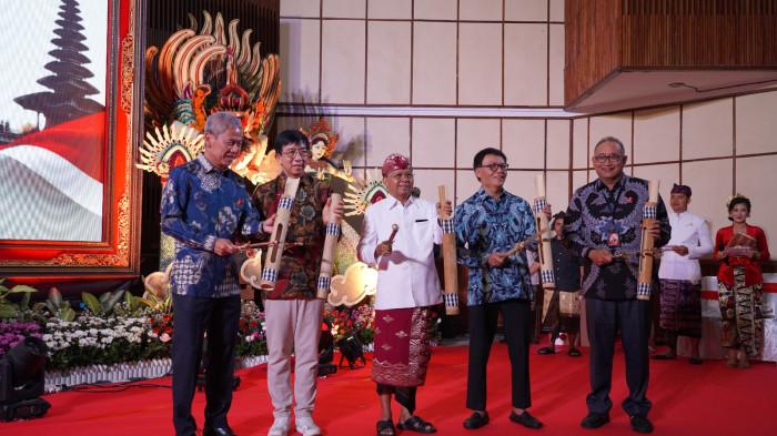 RESMI -  Telkomsel bersama Pemerintah Provinsi Bali, Gasing Academy, Kuncie, dan para pemangku kepentingan pendidikan di Bali berkolaborasi mendukung penguatan kapabilitas numerasi guru dan siswa melalui ekosistem pembelajaran digital dengan dukungan teknologi kecerdasan buatan (AI) untuk pendidikan (AI for Education).