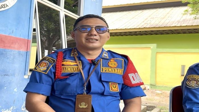 Komandan Peleton 4 Bidang Pemadam Kebakaran Satpol PP Kota Pangkalpinang, Khaimanja Rizki saat menjelaskan kondisi personel dan pelayanan Damkar yang harus menangani belasan laporan masyarakat dalam sehari pada Jumat (14/08/2026).
