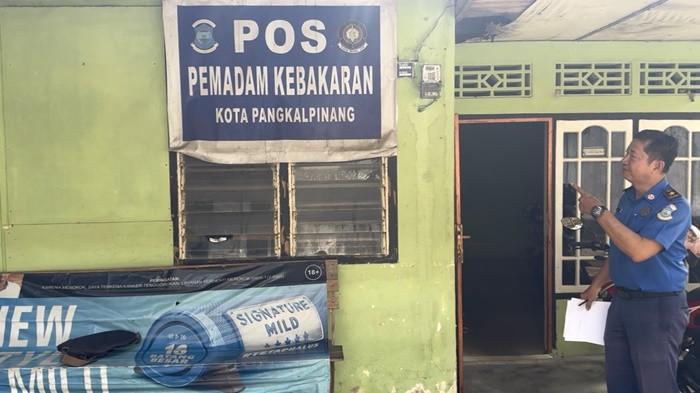 Komandan Peleton 4 Bidang Pemadam Kebakaran Satpol PP Kota Pangkalpinang, Khaimanja Rizki saat menjelaskan kondisi personel dan pelayanan Damkar yang harus menangani belasan laporan masyarakat dalam sehari pada Jumat (14/08/2026).