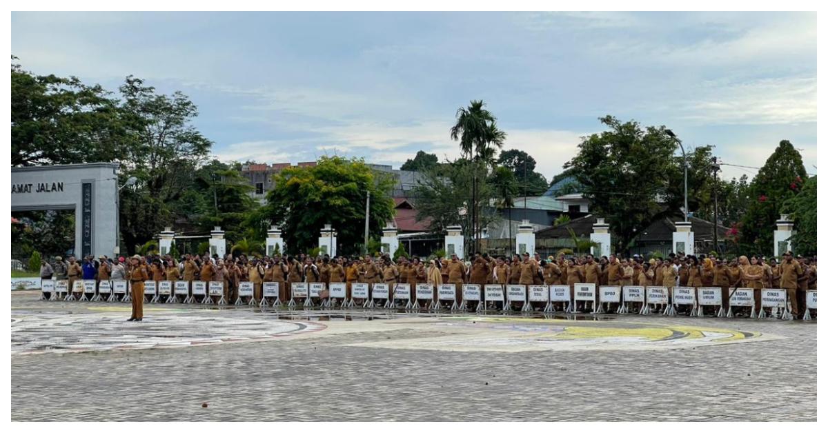 PRAKIRAAN CUACA - Wali Kota Sorong, Septinus Lobat, memimpin apel perdana Aparatur Sipil Negara (ASN) di lingkungan Pemerintah Kota Sorong di Lapangan Landscape Kantor Wali Kota Sorong, Senin, (5/1/2026). BMKG memprakirakan, seluruh kecamatan di Kota Sorong, Provinsi Papua Barat Daya, bakal berawan lagi pada Kamis (23/7/2026).