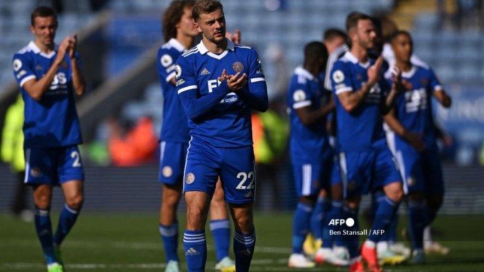 Gelandang Leicester City asal Inggris Kiernan Dewsbury-Hall (tengah) dan rekan satu timnya memberikan tepuk tangan kepada para pendukung setelah pertandingan sepak bola Liga Utama Inggris antara Leicester City dan Crystal Palace di King Power Stadium di Leicester, Inggris tengah pada 15 Oktober 2022. Pertandingan berakhir 0-0.