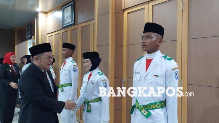 BERIKAN SELAMAT -- Bupati Bangka Selatan, Riza Herdavid didampingi wakil bupati dan forkopimda ketika memberikan selamat kepada 30 anggota Paskibraka di Kantor Bupati setempat, Jumat (14/8/2026). Mereka nantinya akan bertugas mengibarkan dan menurunkan bendera pada HUT ke-81 RI.