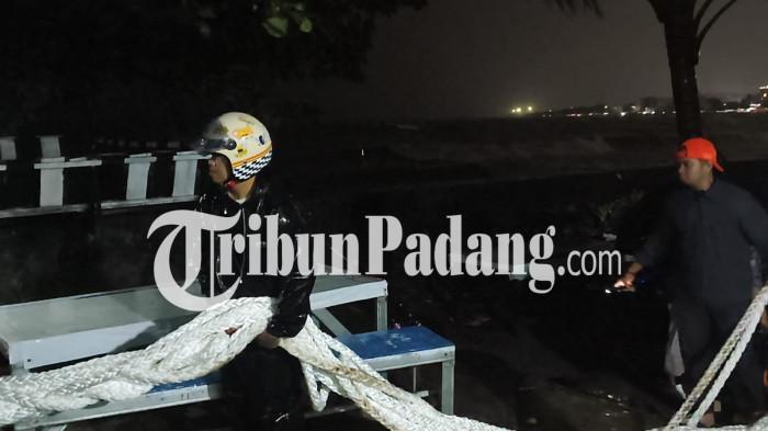 EVAKUASI PENUMPANG KAPAL- Petugas gabungan membawa tali tambat untuk mengevakuasi penumpang kapal Mentawai Fast yang kandas di Muaro Padang, Kota Padang, Jumat (14/8/2026) malam.