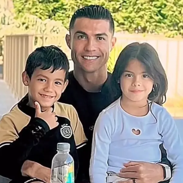 Ronaldo with his twins through surrogacy. Photo: IG
