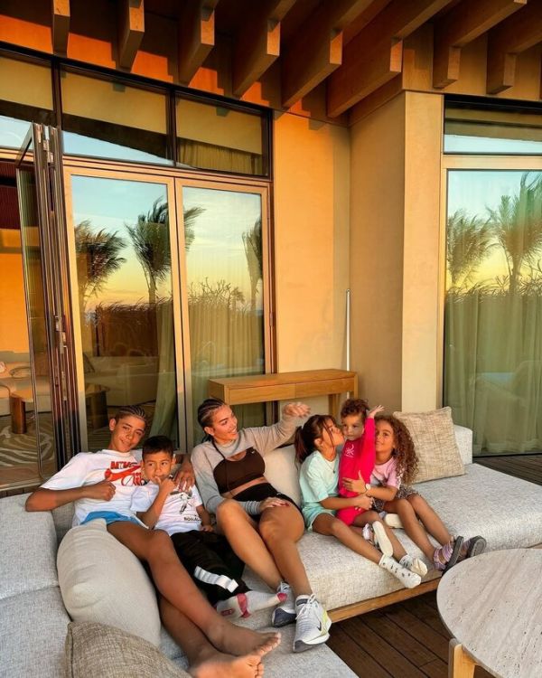 Georgina with 5 children. Photo: IG