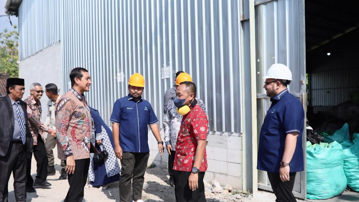PENGELOLAAN SAMPAH SUKOHARJO - Pelaksana Tugas (Plt) Bupati Sukoharjo, Eko Sapto Purnomo, saat melakukan kunjungan kerja ke fasilitas pengolahan sampah plastik jenis Polyethylene Terephthalate (PET) milik PT Sekawan Bersih Barokah di Desa Mulur, Kecamatan Bendosari, Kamis (13/8/2026).