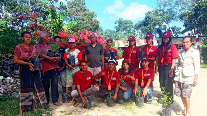 Mahasiswa KKN UMK foto bersama warga usai penanaman bambu di Desa Webetun