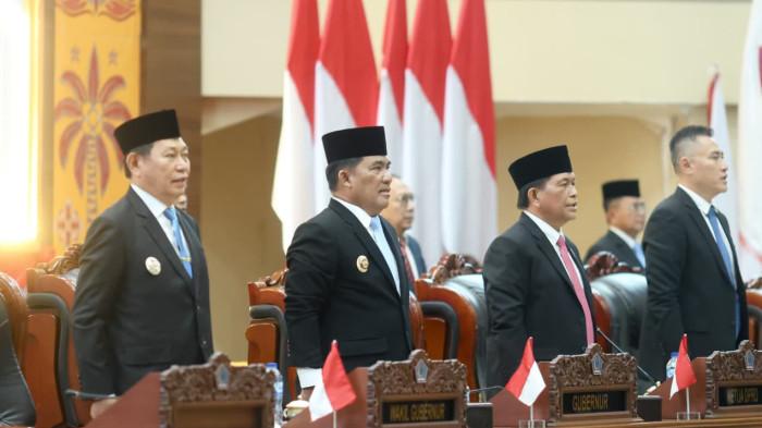 PARIPURNA - Gubernur Sulawesi Utara Yulius Selvanus Komaling (YSK) menghadiri.-0012