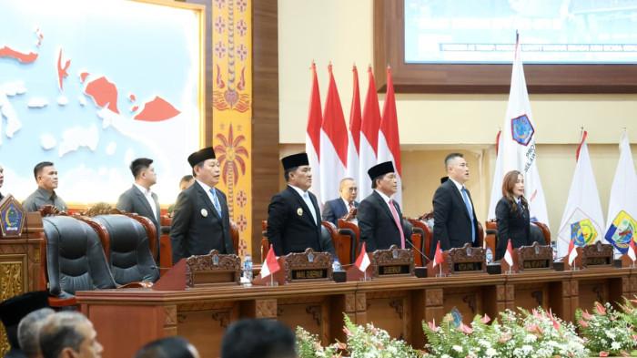 PARIPURNA - Gubernur Sulawesi Utara Yulius Selvanus Komaling (YSK).li78