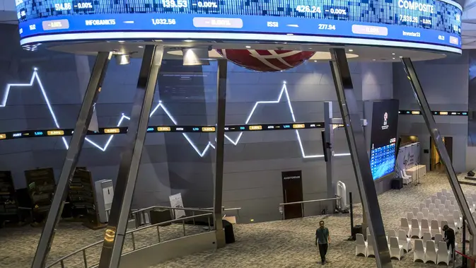 Layar monitor menunjukkan pergerakan pasar saham di lantai Bursa Efek Indonesia menjelang aktivitas perdagangan, Jakarta. (BAY ISMOYO/AFP)