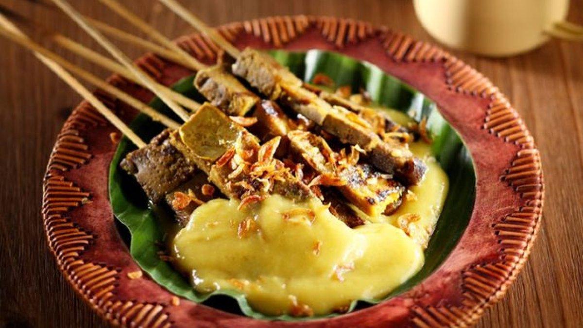 Inilah cara mudah membuat Sate Padang, Makanan khas Sumatera Barat, kuncinya masak sampai meletup-letup, tusuk tusuk secara bergantian 