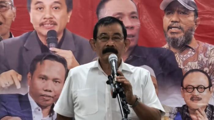 EKS DANJEN KOPASSUS - Mantan Danjen Kopassus, Mayjen TNI (Purn) Soenarko, berorasi dalam acara deklarasi dukungan terhadap Roy Suryo Cs di Gedung Juang 45, Jakarta Pusat, Senin (11/11/2025).