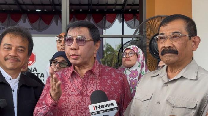 KRITIK PURNAWIRAWAN - Juru bicara Forum Purnawirawan Prajurit TNI (FPP), Laksma TNI (Purn) Moeryono Aladin (tengah) didampingi eks Danjen Kopassus Mayjen TNI (Purn) Soenarko (kanan) dan pakar telematika Roy Suryo (kiri) memberikan keterangan pers usai persidangan di Pengadilan Negeri (PN) Jakarta Selatan, Jumat (14/8/2026). Dalam pernyataannya, Moeryono Aladin dan Soenarko menyebut kasus hukum yang menjerat Roy Suryo sebagai 'dagelan hukum' serta mendesak Presiden Prabowo Subianto untuk segera mencopot Kapolri Jenderal Listyo Sigit Prabowo karena dianggap sebagai biang keladi kriminalisasi. (Tribunnews/Alfarizy)