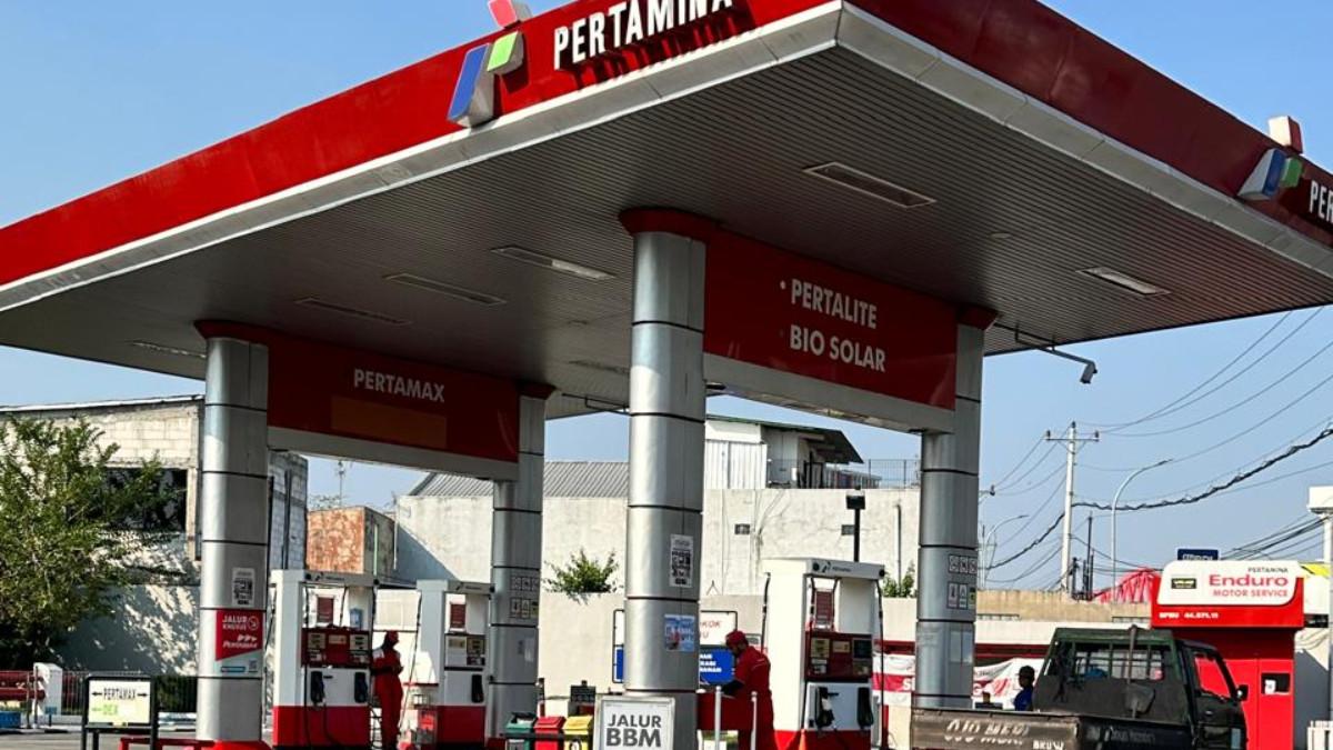 Pantauan di SPBU Banyuagung Solo Sabtu (18/7/2026) menunjukkan antrean kendaraan untuk pengisian Pertalite masih terlihat ramai, terutama pada jam-jam tertentu.
