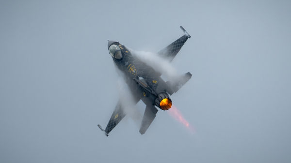 An F-16 conducting a high G climb