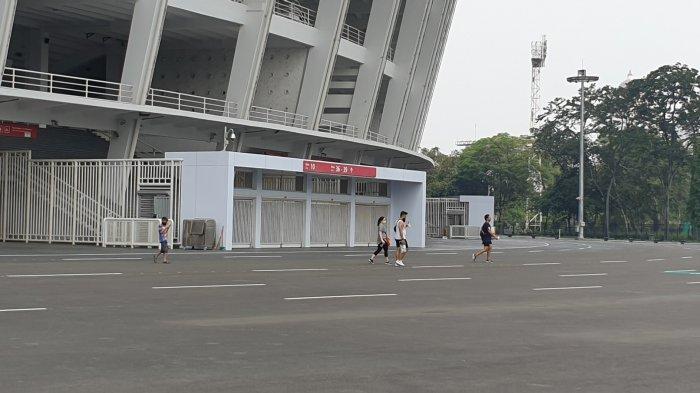 Sejumlah warga tampak tengah jalan santai di sekitar kawasan GBK, Gelora, Tanah Abang, Jakarta Pusat, Minggu (7/6/2020).