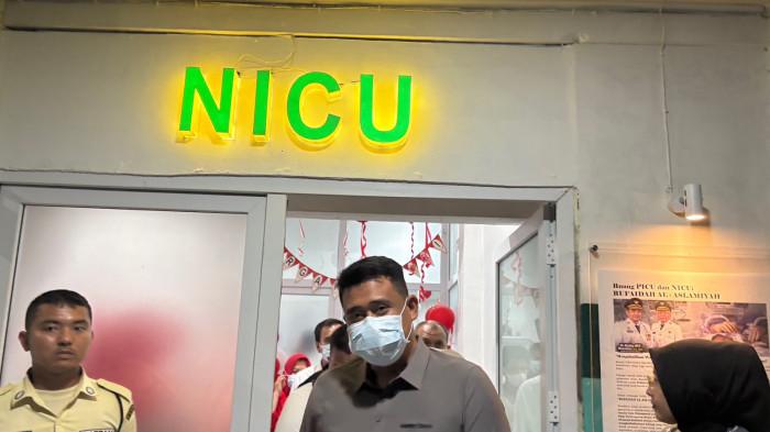 KORBAN KERACUNAN- Gubernur Sumut Bobby Nasution saat keluar dari ruang pasien siswa karo yang diduga mengalami keracunan MBG di RS Haji Medan,  Jumat (14/8/2026) malam. Bobby menyampaikan permintaan maaf ke wali murid tersebut.