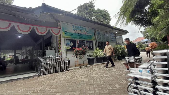 KERACUNAN MBG - Pelajar SMAN 1 Berastagi, menyusun sisa ompreng kemasan MBG yang tertinggal di sekolah, Jumat (14/8/2026). Sejauh ini, pihak sekolah diketahui sudah menempatkan seluruh guru untuk mendampingi siswa yang terdampak keracunan.