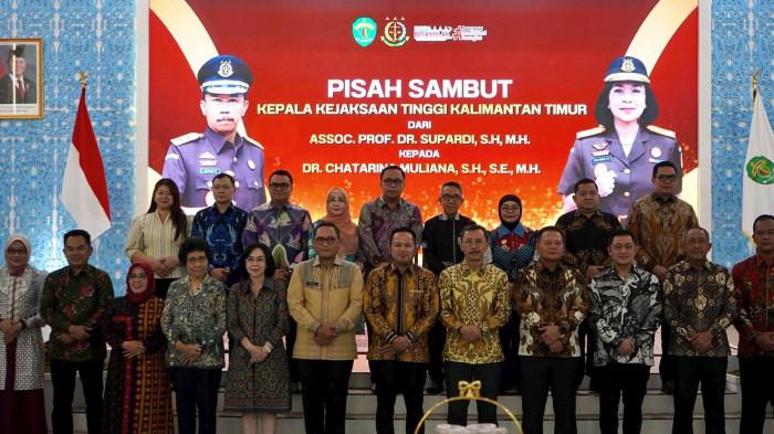 KAJATI KALTIM BARU - Kepala Kejaksaan Tinggi Kalimantan Timur, Chatarina Muliana Girsang, yang menggantikan pejabat sebelumnya, Supardi saat momen foto bersama Gubernur dan Wakil Gubernur Kaltim, Rudy Mas’ud–Seno Aji beserta jajaran Bupati, Wali Kota, Forkopimda, DPRD Kaltim dan jajaran instansi vertikal lainnya dalam acara pisah sambut yang digelar di Kota Odah Etam, Kantor Gubernur Kaltim, Jalan Gajah Mada, Kota Samarinda, Jumat (14/8/2026) malam.