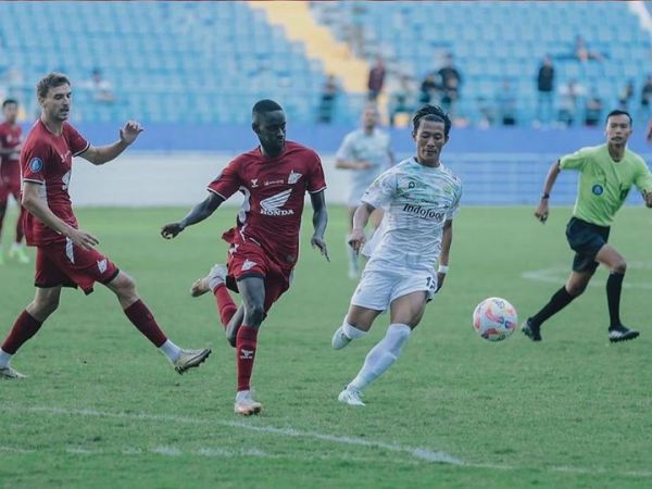 Henhen Herdiana (jersey putih) resmi dipinjamkan Persib Bandung pada musim 2026/2027