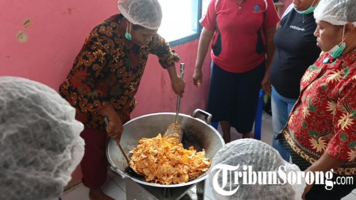 PELATIHAN BIKIN KUE - Mama-mama di Distrik Wayer, Teminabuan, Kabupaten Sorong Selatan diajari pembuatan makanan dan kue berbahan lokal yang digelar Gabungan Organisasi Wanita (GOW) Kabupaten Sorong Selatan, Jumat (14/8/2026). (TribunSorong.com/astri)