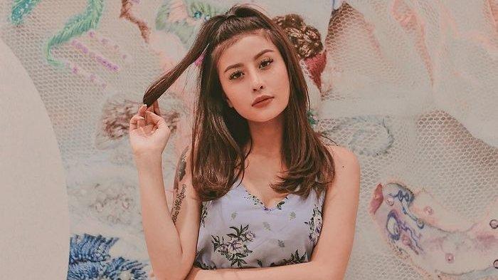 Selebgram Awkarin ungkap detik-detik gempa di NTT 7,7 magnitude.