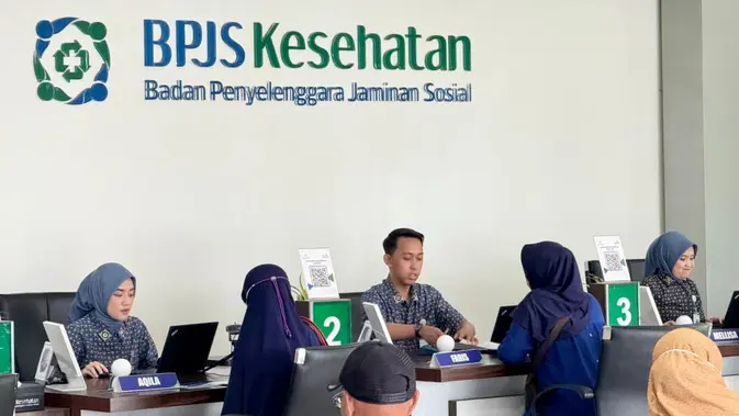 Sejumlah peserta BPJS Kesehatan saat mengurus administrasi di kantor pelayanan BPJS Kesehatan cabang Kota Depok. (Liputan6.com/Dicky Agung Prihanto)