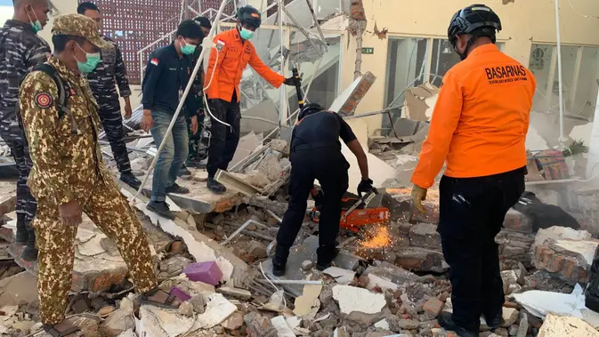 Anggota Tim SAR gabungan mengevakuasi korban terdampak gempa bumi berkekuatan magnitudo 7,7 di Maumere, Nusa Tenggara Timur, Sabtu, 15 Agustus 2026. (Basarnas)