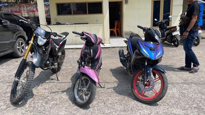 PENCURIAN - 3 sepeda motor barang bukti yang disita polisi dari komplotan pencurian kendaraan bermotor yang ditangkap di Kabupaten Merangin.