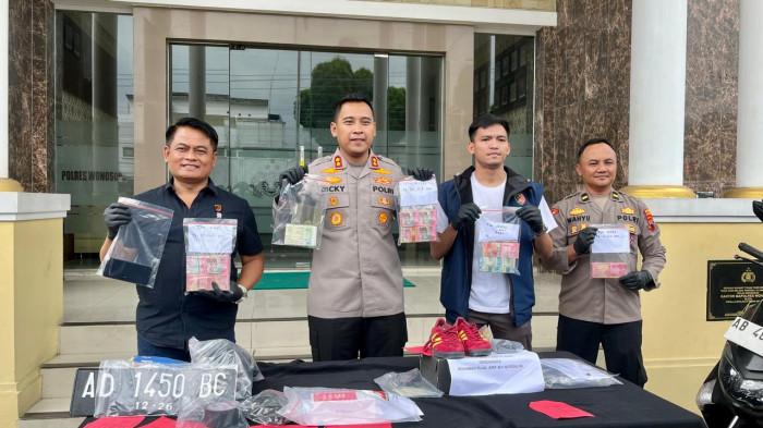 KASUS PERAMPOKAN - Polres Wonosobo gelar konferensi pers ungkap kasus perampokan, Jumat (14/8/2026).Polisi menangkap empat tersangka dalam kasus dugaan perampokan SPBU Selokromo, Kecamatan Leksono, Kabupaten Wonosobo. Pengungkapan kasus dilakukan dalam waktu tiga hari, sementara dua pelaku lainnya masih diburu dan masuk daftar pencarian orang (DPO)