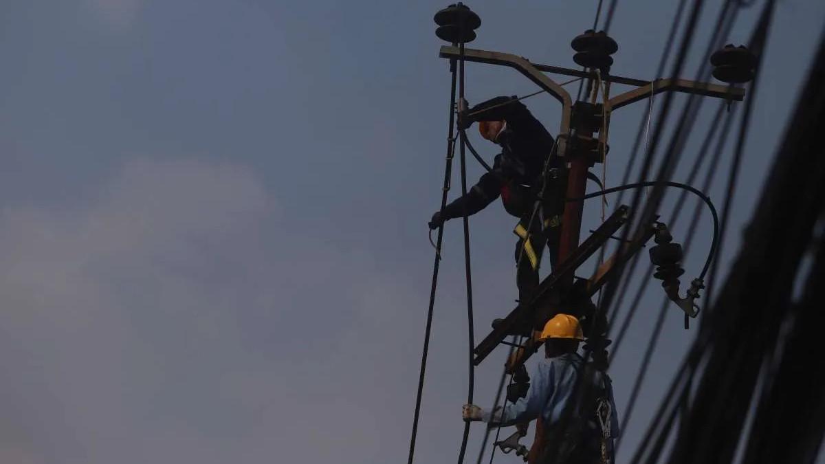PEMADAMAN LISTRIK - Potret petugas PLN melakukan perbaikan jaringan kabel listrik