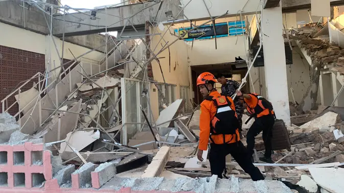 Anggota Tim SAR gabungan mengevakuasi korban terdampak gempa bumi berkekuatan magnitudo 7,7 di Maumere, Nusa Tenggara Timur, Sabtu, 15 Agustus 2026. (Basarnas)