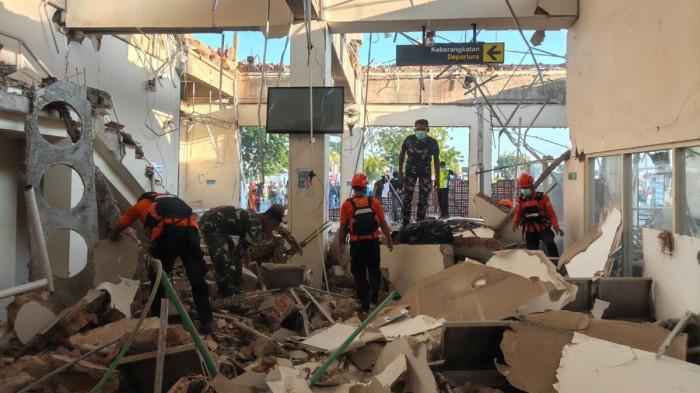 PENANGANAN GEMPA - Petugas SAR melakukan evakuasi di antara puing-puing bangunan yang hancur akibat gempa 7,7 yang mengguncang Flores NTT, Sabtu (15/8/2026).