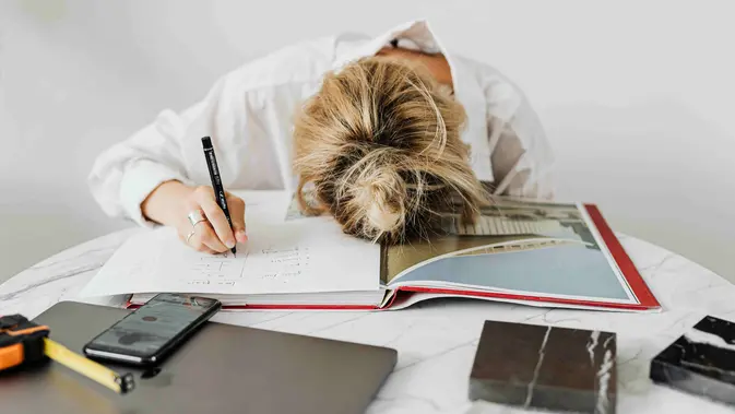 Ilustrasi Perempuan Duduk Kelelahan Akibat Bekerja Credit: Pexels.com