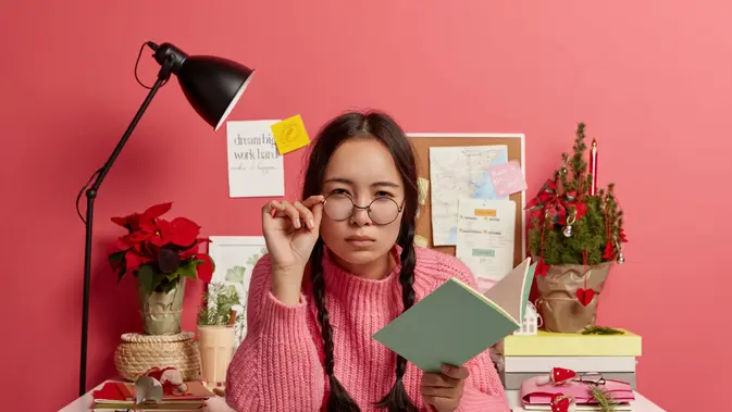 Di tengah tuntutan pekerjaan yang semakin tinggi, lembur sering kali dianggap sebagai solusi instan untuk mengejar target. Padahal, bekerja melebihi jam kerja justru dapat menurunkan kualitas hasil, memicu kelelahan mental, dan mengganggu keseimbangan kehidupan pribadi. (foto/dok: freepik/wayhomestudio)