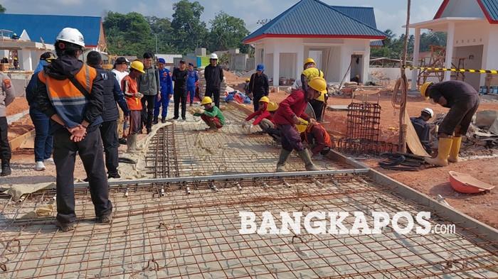 PROYEK PEMBANGUNAN KNMP - Sejumlah pekerja ketika mengerjakan proyek pembangunan KNMP Desa Tukak, Sabtu (15/8/2026). Hingga kini proyek tersebut telah mencapai 67,39 persen.