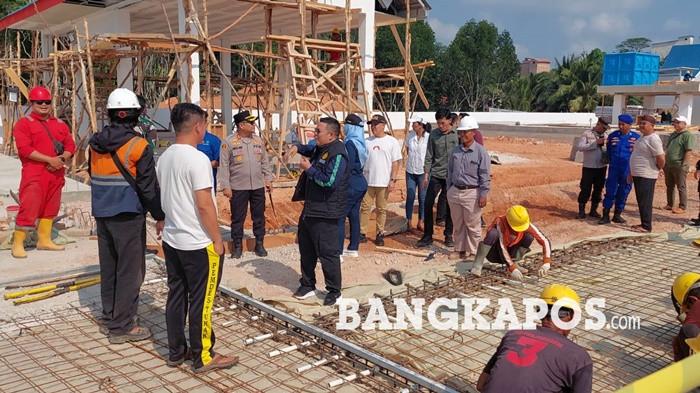 TINJAU KNMP -- Bupati Bangka Selatan, Riza Herdavid bersama Wakil Bupati, Debby Vita Dewi dan jajaran Forkopimda ketika meninjau pembangunan proyek KNMP di Desa Tukak, Sabtu (15/8/2026). Hingga kini proyek tersebut telah mencapai 67,39 persen.
