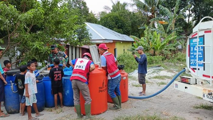 PMI Kabupaten Belitung berkolaborasi dengan Lanud H. AS Hanandjoeddin dan PDAM Belitung saat mendistribusikan air bersih kepada masyarakat di wilayah Kabupaten Belitung yang membutuhkan, Sabtu (15/8/2026).