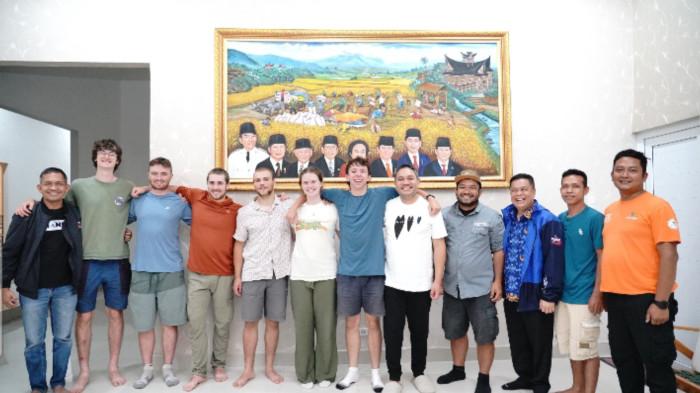 Sejumlah wisatawan asal Inggris, penggemar olahraga kano, berkunjung ke Salak dan bertemu langsung dengan Bupati Pakpak Bharat, Franc Bernhard Tumanggor, di rumah jabatan.