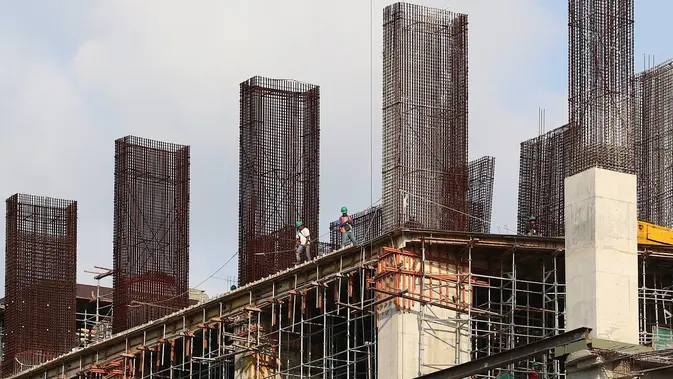 Pekerja menyelesaikan konstruksi baja untuk bangunan bertingkat di Jakarta, Jumat (5/4). Kementerian Perindustrian menargetkan produksi baja nasional mencapai 17 juta ton pada 2019. (Liputan6.com/Immanuel Antonius)