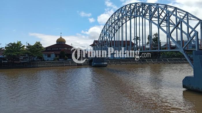 ORANG HANYUT - Situasi Sungai Batang Arau di sekitar titik awal hilangnya remaja yang terseret arus, Kecamatan Padang Selatan, Kota Padang, Sabtu (15/8/2026). Tim gabungan masih melakukan pencarian terhadap satu korban yang belum ditemukan.