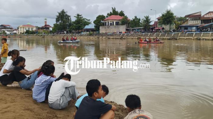 PENCARIAN ANAK HANYUT- Warga memadati lokasi anak hanyut di sungai kawasan Air Tawar Barat, Kecamatan Padang Utara, Kota Padang, Sabtu (15/8/2026). Dantim Kantor SAR Padang, Riko Likardo mengatakan, pencarian dilakukan dengan berbagai metode, termasuk teknik penyelaman.