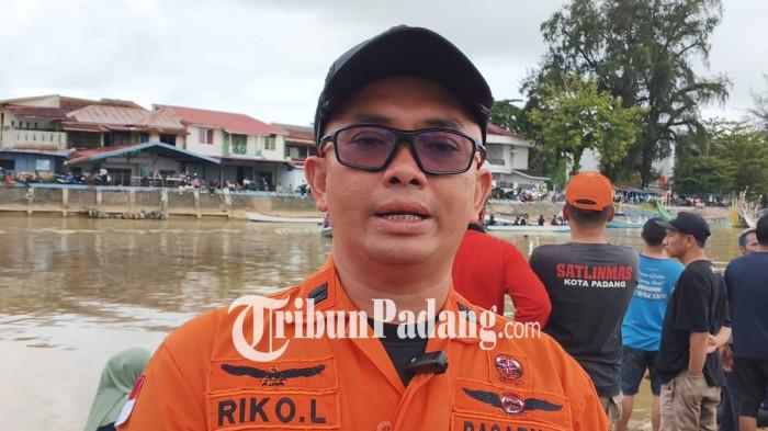 PENCARIAN ANAK HANYUT- Dantim Kantor SAR Padang, Riko Likardo, memberikan keterangan terkait proses pencarian Zaher (11), bocah yang diduga hanyut di Sungai Air Tawar Barat, Kota Padang, Sabtu (15/8/2026). Pencarian terkendala kondisi air keruh, lumpur, serta banyak kayu di dalam sungai.