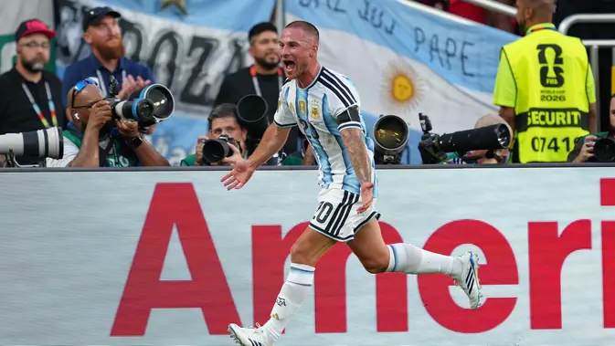 Pemain Argentina Alexis Mac Allister merayakan setelah mencetak gol pembuka timnya selama pertandingan perempat final Piala Dunia antara Argentina dan Swiss di Kansas City, Mo., Sabtu, 11 Juli 2026. (AP Photo/Ed Zurga)