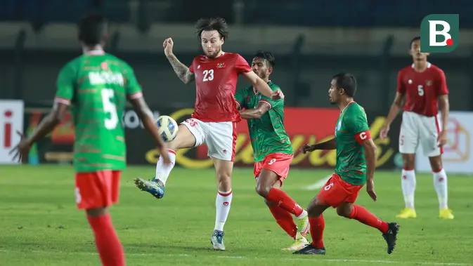 Laga kontra Bangladesh merupakan debut bagi Marc Klok di Timnas Indonesia senior asuhan Shin Tae-yong. Gelandang bertahan 29 tahun itu terpilih menjadi starter dan tampil sepanjang 90 menit di pertandingan tersebut. (Bola.com/M Iqbal Ichsan)