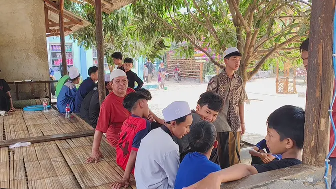Ratusan santri di Sukabumi dilarikan ke rumah sakit diduga keracunan MBG. (Liputan6.com/Istimewa). Ratusan santri di Sukabumi dilarikan ke rumah sakit diduga keracunan MBG. (Liputan6.com/Istimewa).