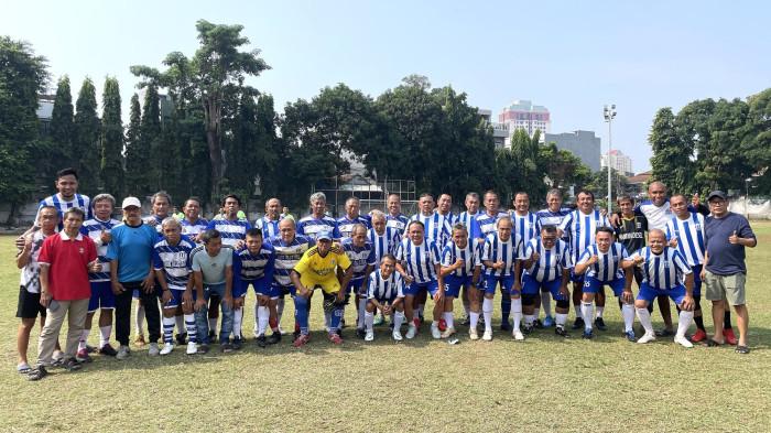 KLUB UMS - Para mantan pemain klub sepak bola UMS berpose sebelum pertandingan trofeo dalam rangka silaturahmi dan menyambut HUT ke-81 RI di lapangan sepak bola Petak Sinkian, Kelurahan Mangga Besar, Kecamatan Taman Sari, Jakarta Barat, Sabtu (15/8/2026).