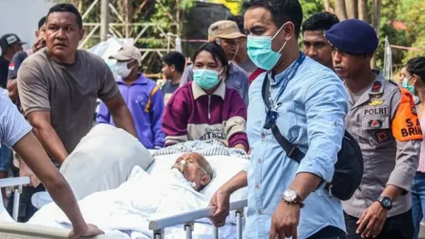 Sejumlah pasien dan wisatawan terdampak gempa dievakuasi di halaman RS Siloam Labuan Bajo, Manggarai Barat, NTT, Sabtu (15/8/2026). Pihak rumah sakit dibantu petugas kepolisian setempat mengevakuasi pasien setelah terjadi gempa bumi berkekuatan 6,2 magnitudo dengan kedalaman 10 km di 46 kilometer timur laut Labuan Bajo pada pada pukul 06.13 WITA. ANTARA FOTO/Gecio Viana/sth/nz